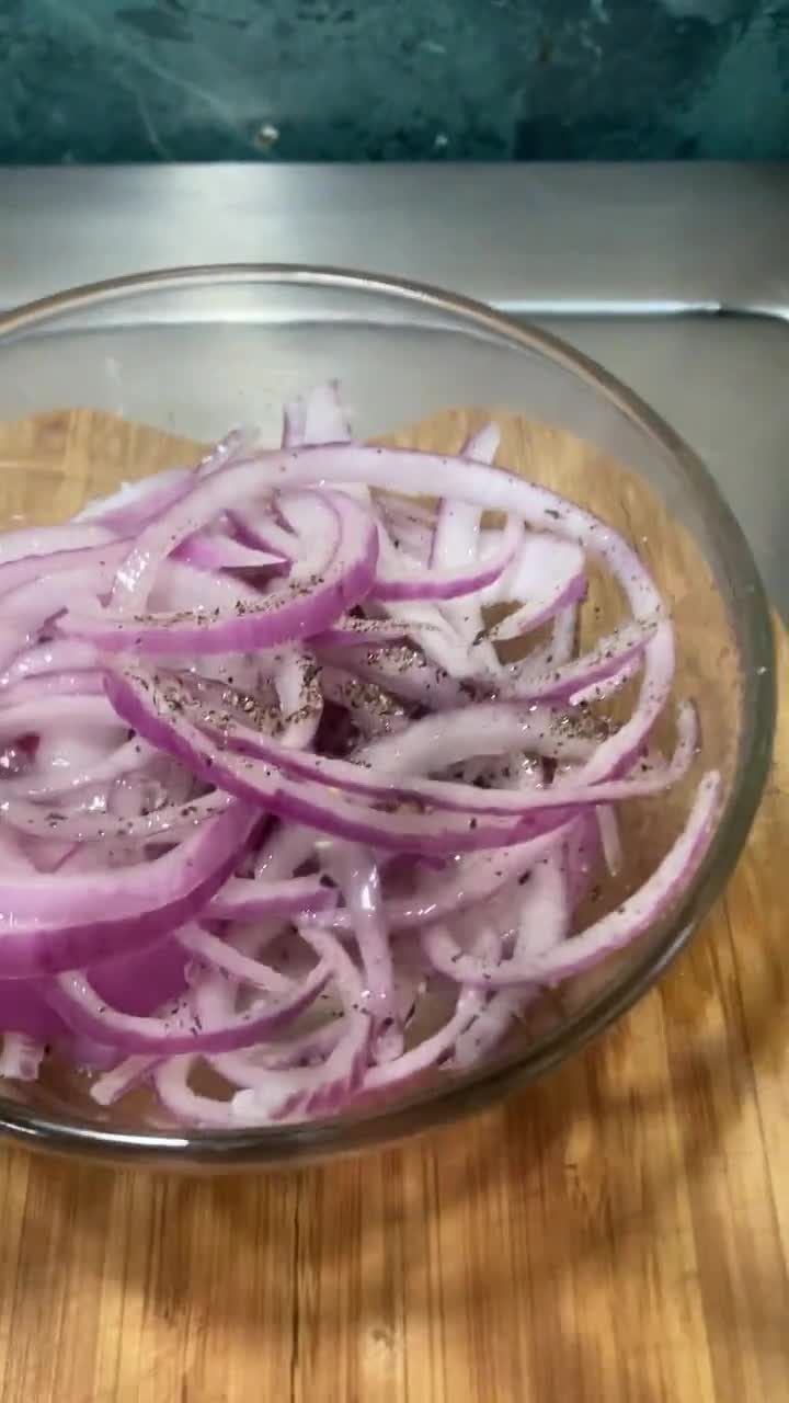 Foto del paso 3 de la receta: Cebollas Desflemadas con Sal de Grano y Pimienta Molida