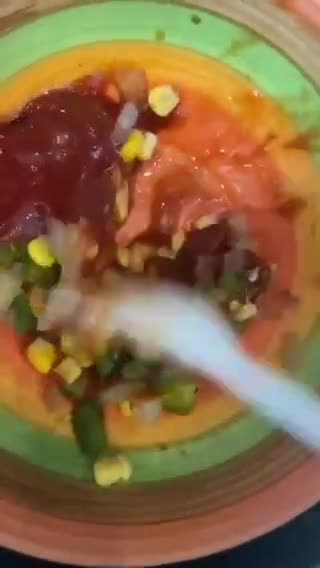 صورة لخطوة 2 من وصفة ساندويتش بحشوة البيتزا 🍕😋
