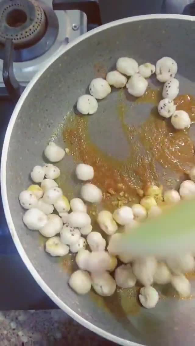 इंस्टेंट मखाना चाट रेसिपी चरण 3 फोटो