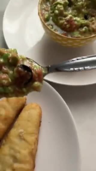 Foto del paso 7 de la receta: Versión libre de guacamole, con aceitunas, para acompañar el pescado