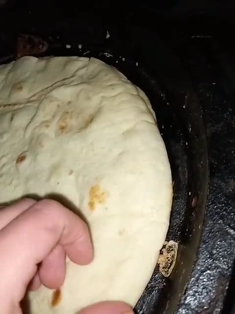 صورة لخطوة 3 من وصفة اسرع وألذ فطيرة كتوجد في دقائق بخبز التورتيلا بحشوة اقتصادية 👌🤤