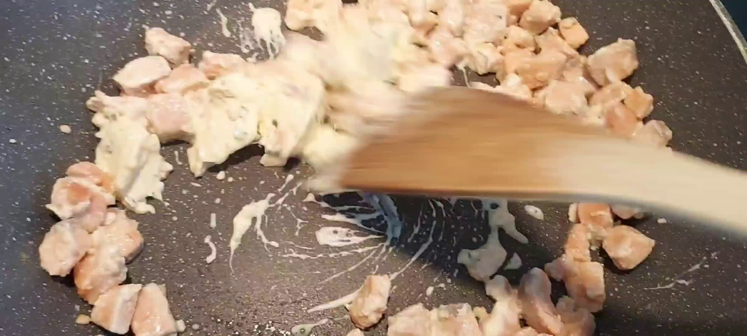 Une image de l'étape 4 de Pâtes au saumon et pesto de courgettes.