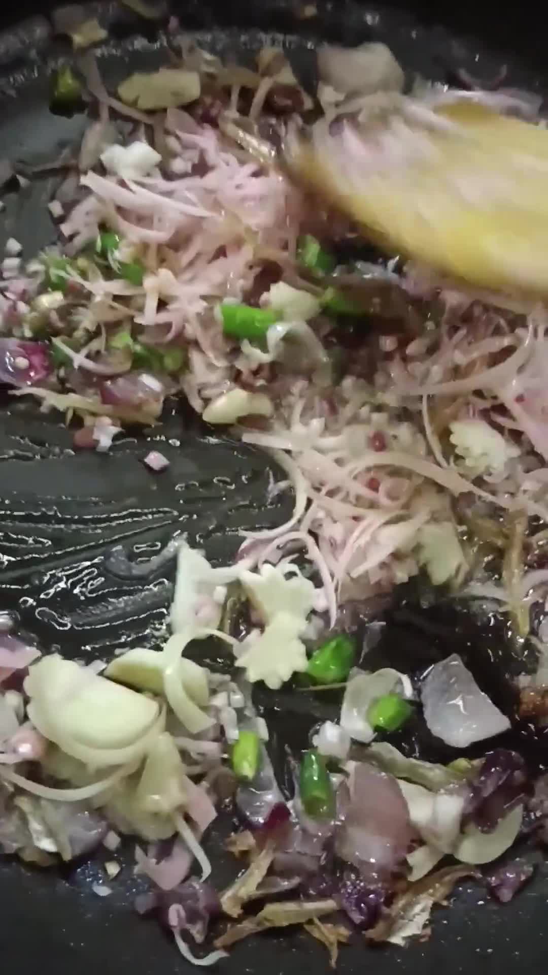 Gambar langkah 2 resipi 20:11:24 - Nasi goreng bunga kantan dan kangkung.