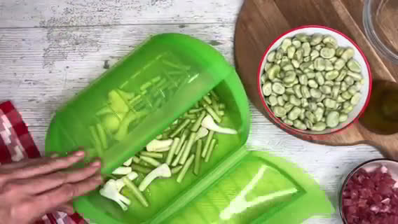 Foto del paso 1 de la receta: Habas con jamón y ajetes en Lékué al microondas