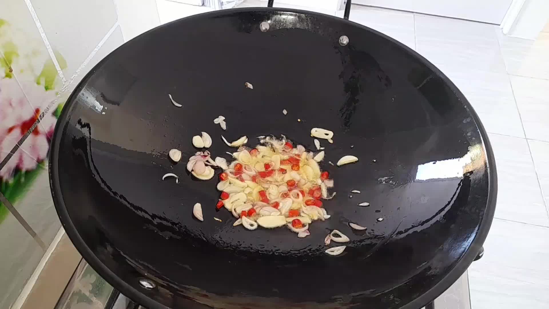 Foto langkah ke 2 dari resep Tumis Daun Ubi Rambat.