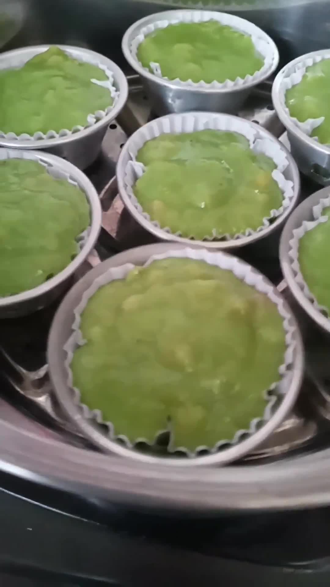 Foto langkah ke 5 dari resep Bolu Kukus Pisang Pandan 1 Telur.