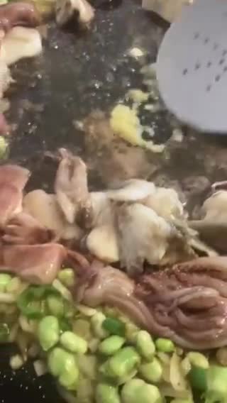 Foto del paso 6 de la receta: Fideuà de mariscos, con sepia sucia, galeras y gambones