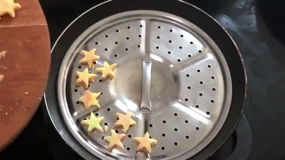 Foto langkah ke 5 dari resep Kukis Pelangi Teflon 3 Bahan.