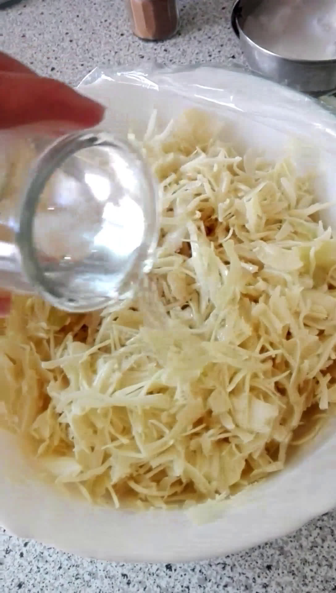 Foto del paso 1 de la receta: Gyros de pollo con repollo encurtido exprés servido en mesa