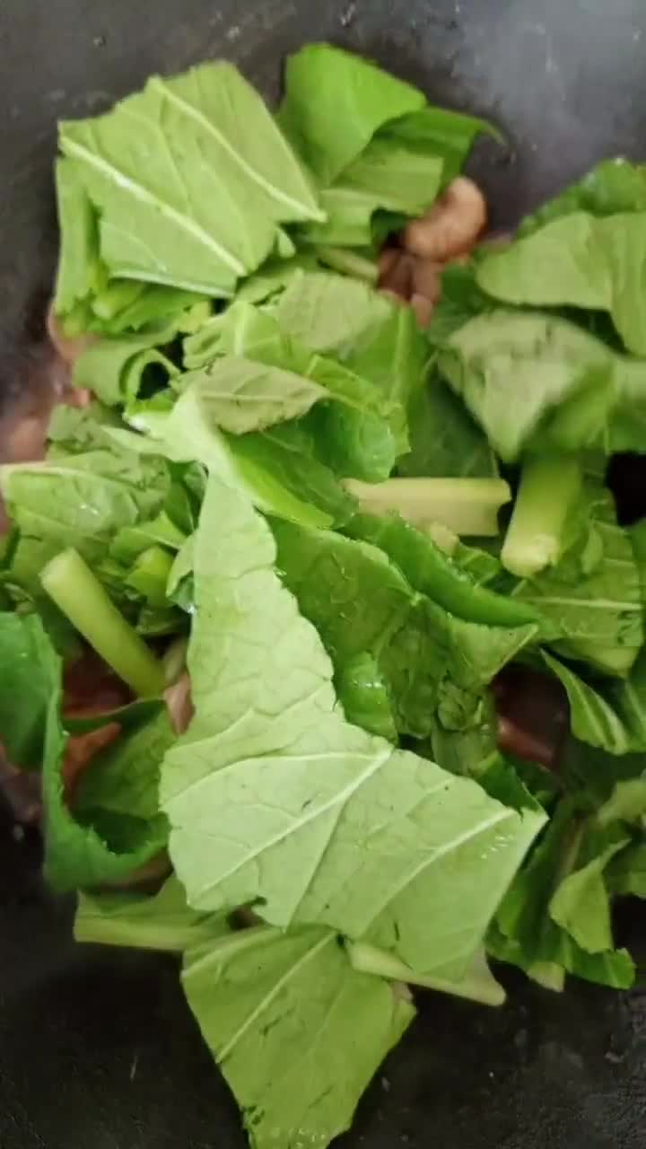 Foto langkah ke 4 dari resep Tumis Sawi Jamur Kancing.