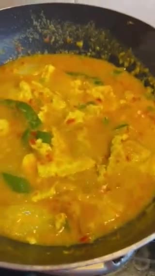 Gambar langkah 3 resipi Telur dadar masak lemak.