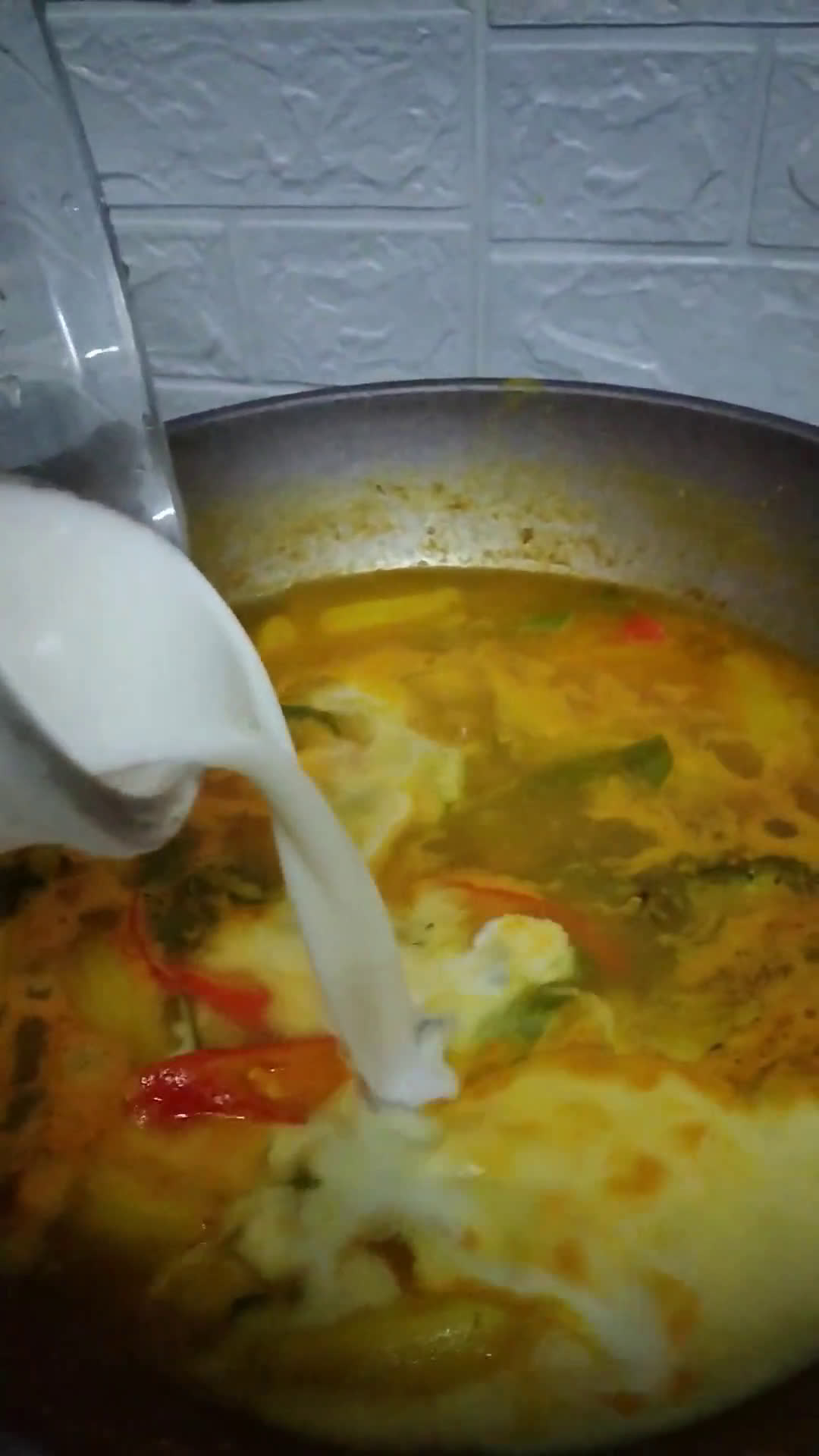 Gambar langkah 2 resipi Masak lemak ikan kembung bersama belimbing buluh.