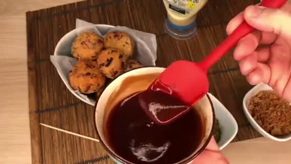 Foto del paso 10 de la receta: Takoyaki 🇯🇵 de pulpo 🐙 fáciles en sartén sin molde con salsa Tonkatsu Bulldog