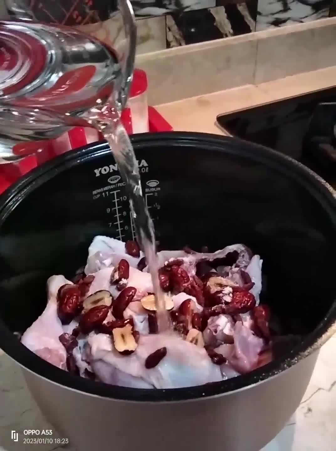 Foto langkah ke 2 dari resep Sup Ayam Herbal.