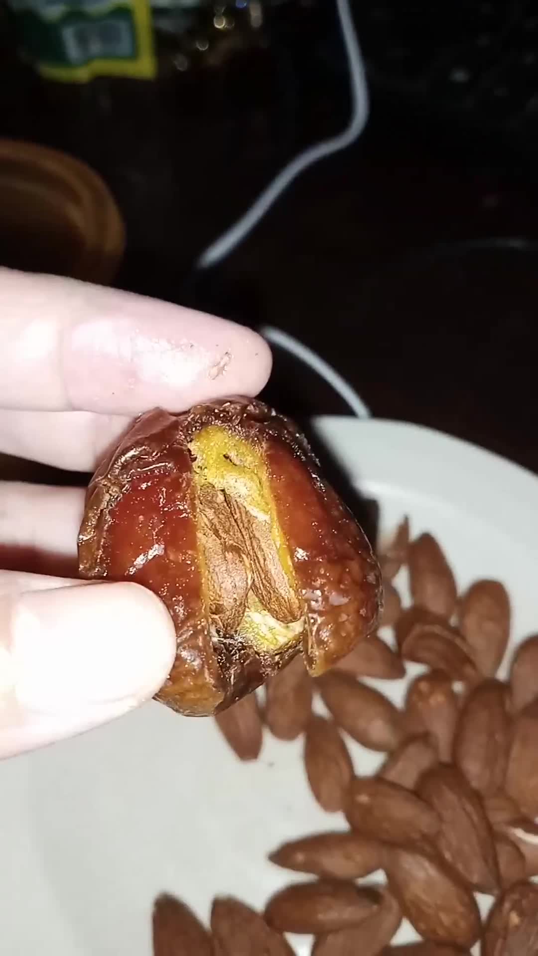 Foto langkah ke 2 dari resep Kurma Coklat Almond.