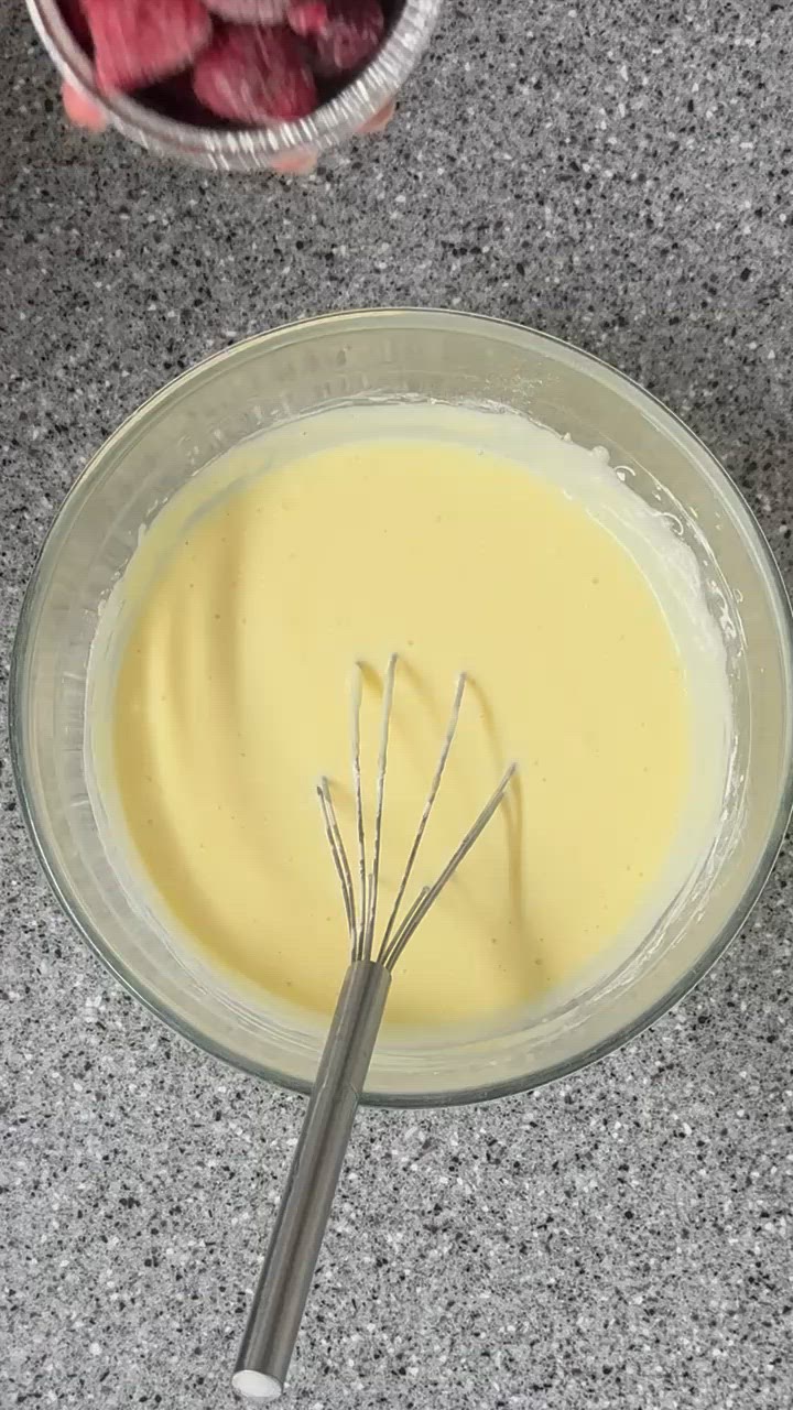 Foto del passaggio 2 della ricetta Tortino allo Yogurt e Lamponi con Crema Inglese al Latte Condensato