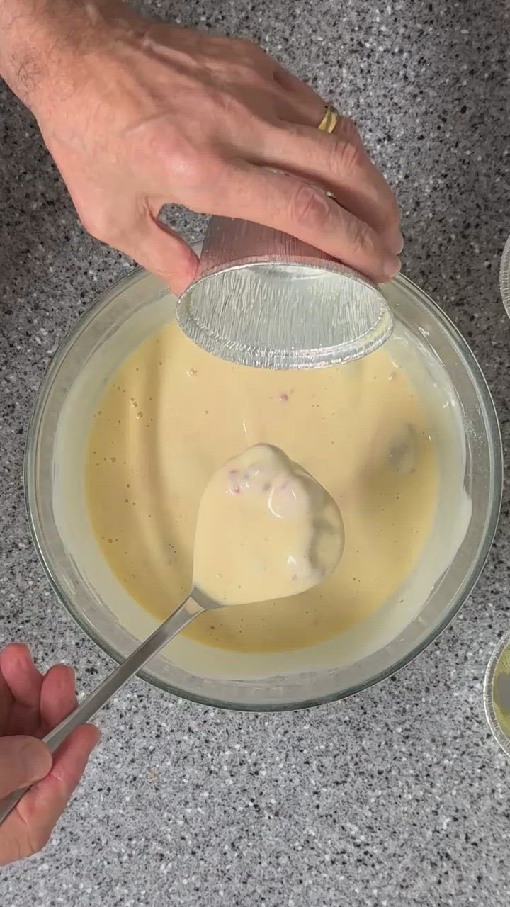 Foto del passaggio 2 della ricetta Tortino allo Yogurt e Lamponi con Crema Inglese al Latte Condensato