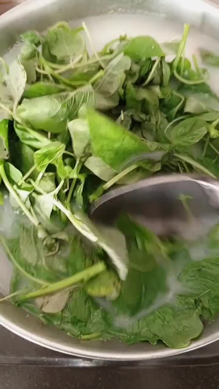 Foto langkah ke 4 dari resep Bobor Bayam Wortel.