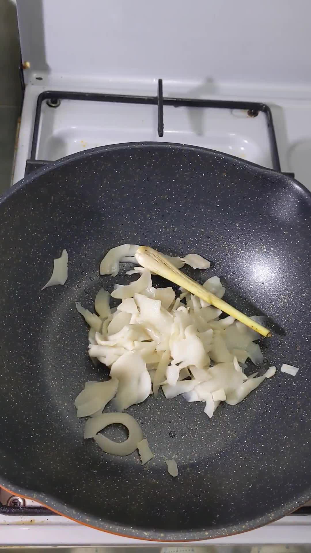 Gambar langkah 1 resipi Rebung masak Lemak Cili Api + ikan salai.