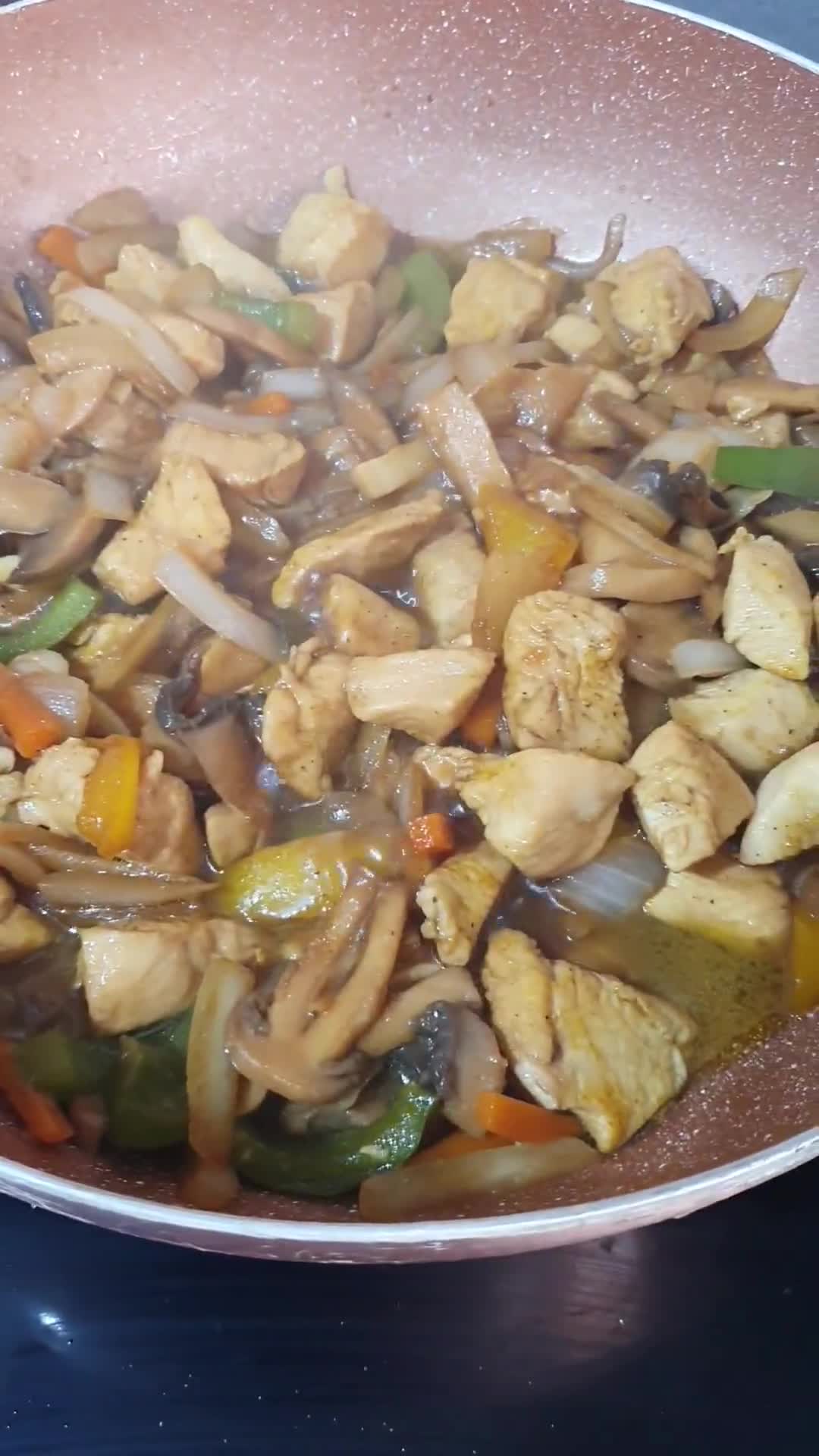 Foto del paso 2 de la receta: Tallarines con pollo y verduras