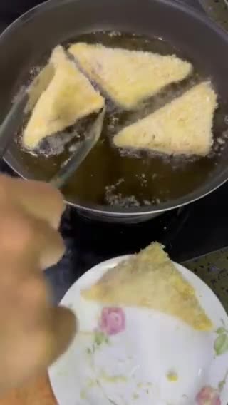 Gambar langkah 6 resipi Roti Sardin Goreng Bread Crumbs.