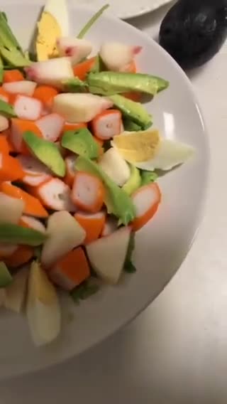 Foto del paso 6 de la receta: Ensalada de rúcula, surimi, paraguaya, aguacate y huevo