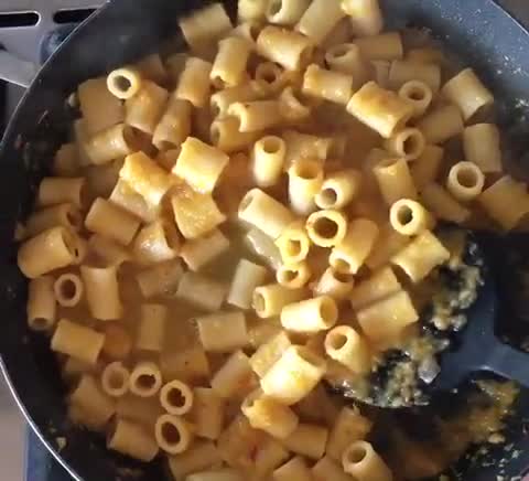 Foto del passaggio 5 della ricetta Pasta con la zucca e ricotta fresca 🌷
