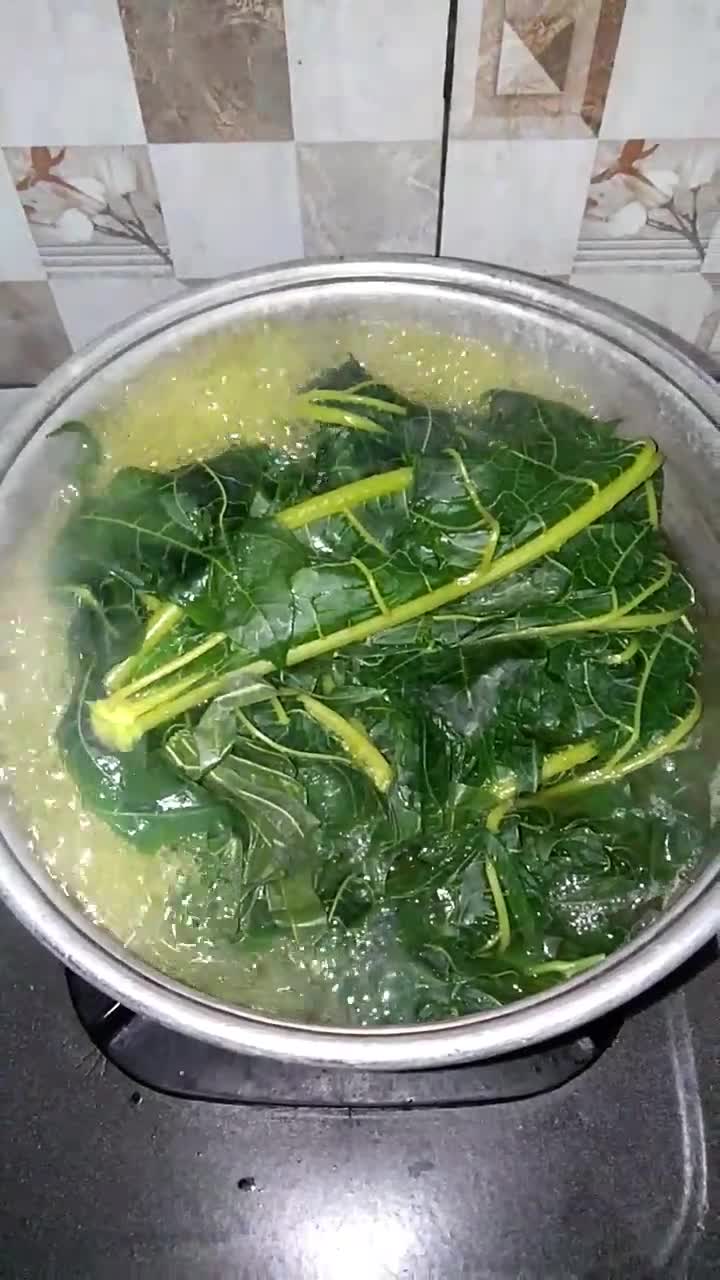 Foto langkah ke 1 dari resep Tumis daun singkong dan daun pepaya.