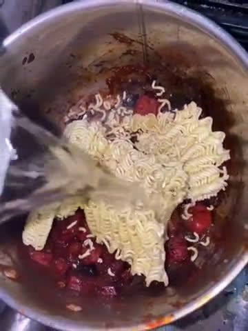 صورة لخطوة 3 من وصفة اندومي حمراء بالنقانق