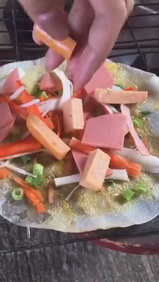 รูปขั้นตอนการทำที่ 4 ของ พิซซ่าเวียดนามเตาถ่าน🍕🌮