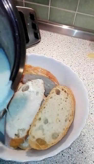 Foto del paso 3 de la receta: Torrijas sobre leche infusionada con canela