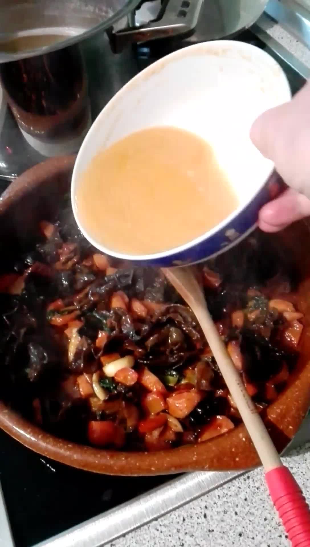 Foto del paso 4 de la receta: Potaje exprés de marisco y setas chinas