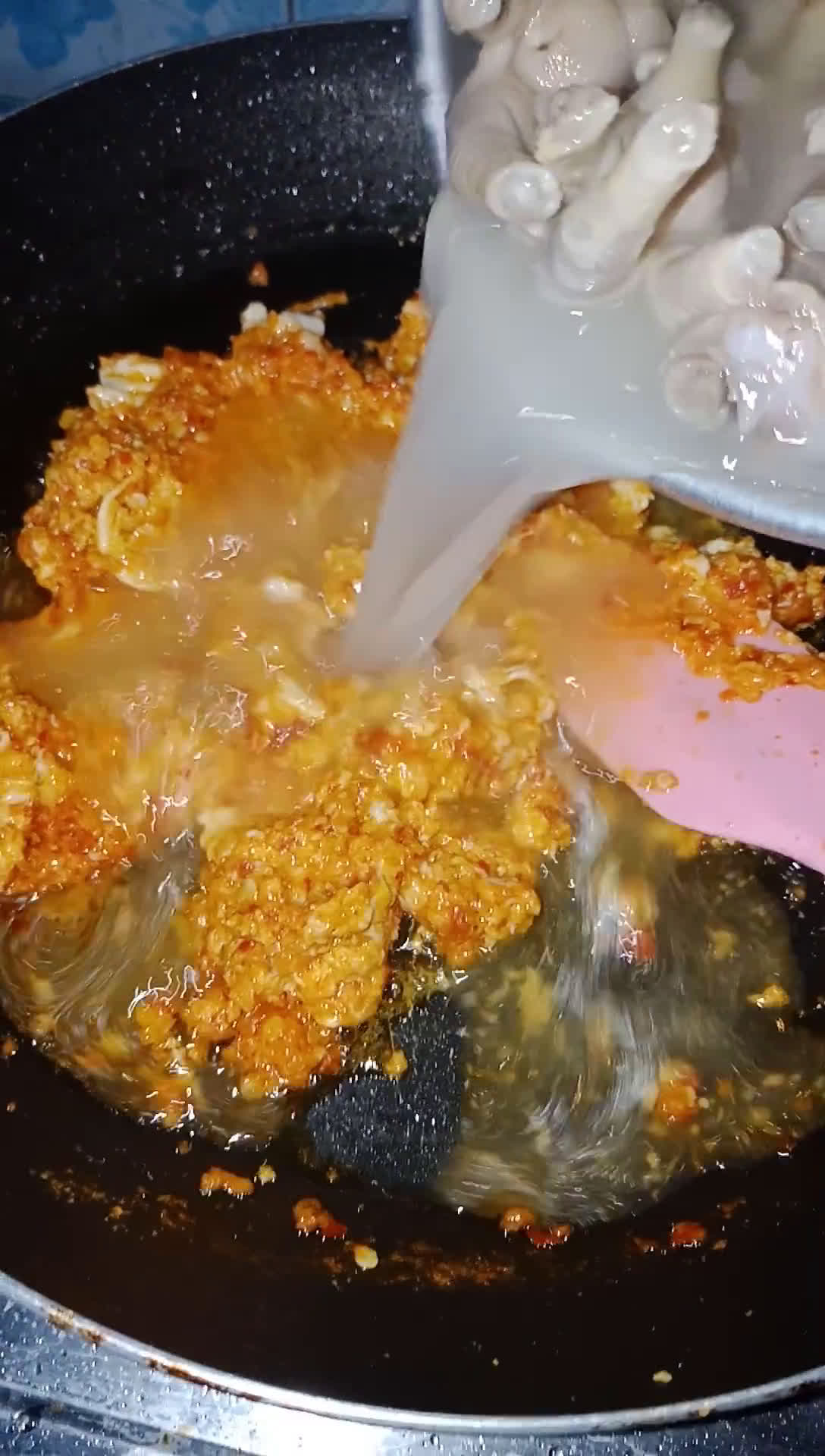 Foto langkah ke 5 dari resep Seblak Ceker Suka - Suka.