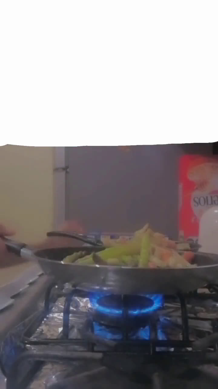 Foto del paso 13 de la receta: Guarnición de verduras salteadas con lomo de cerdo mechado