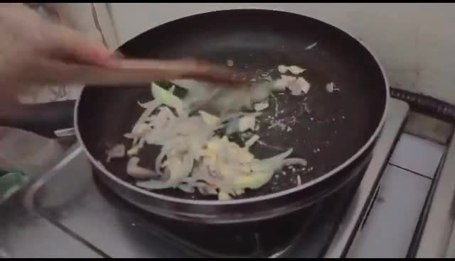 Foto langkah ke 3 dari resep Tumis kangkung rebon.