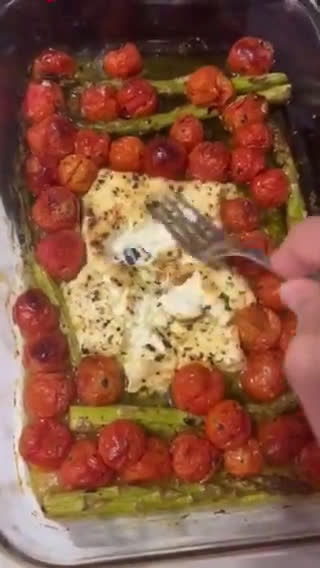 Foto del paso 3 de la receta: Pasta con feta, tomates cherry y espárragos verdes al horno