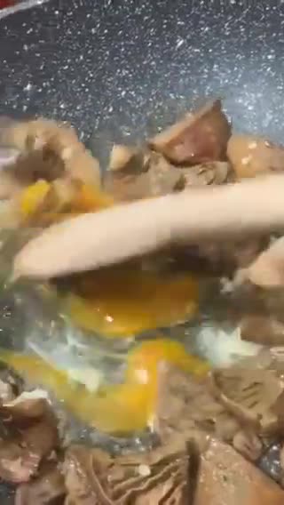 Foto del paso 5 de la receta: Revuelto de setas con jamón y un ajo