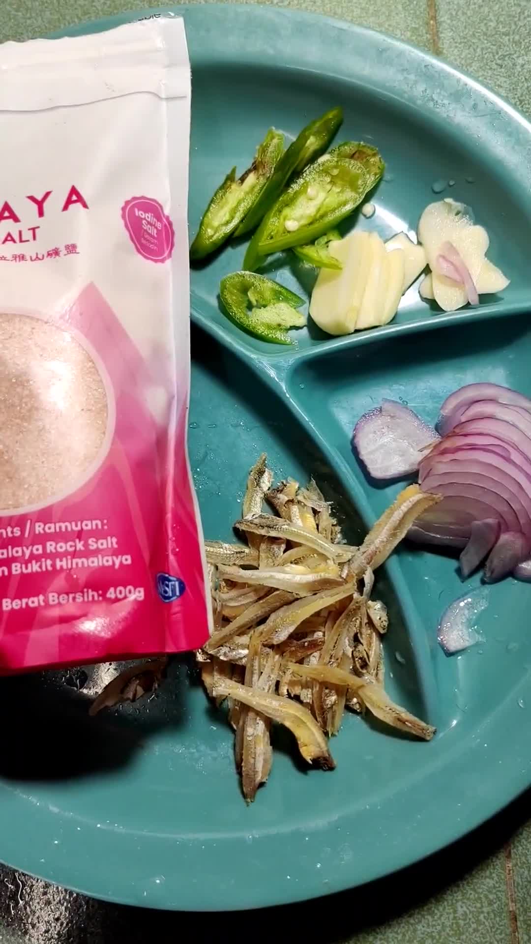 Gambar langkah 1 resipi Bayam merah tumis air.