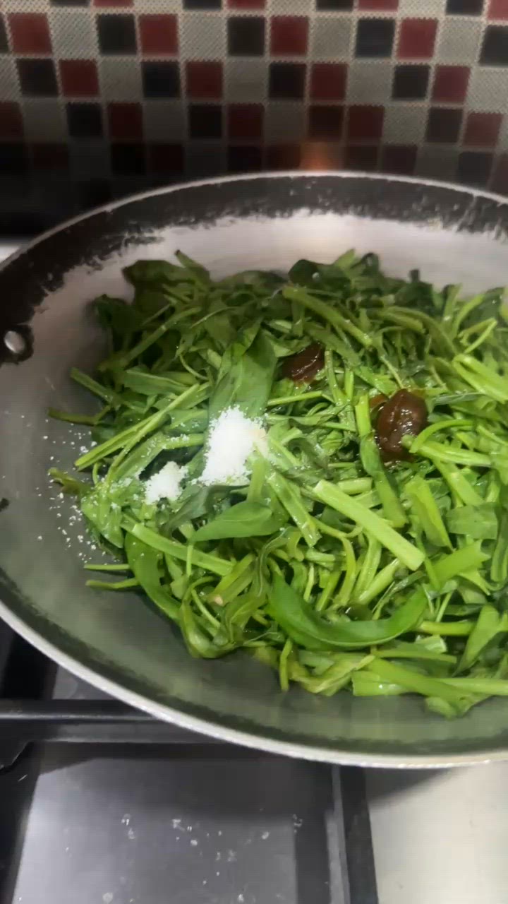 Foto langkah ke 2 dari resep Tumis Kangkung Sederhana.