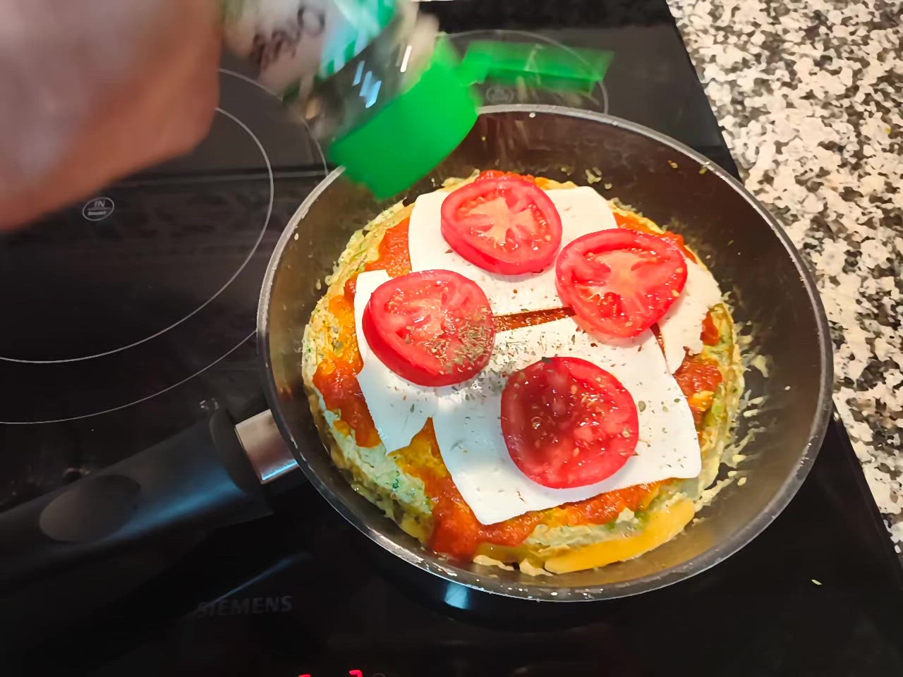 Foto del paso 18 de la receta Tortilla de brócoli con sobre mesa de tomate