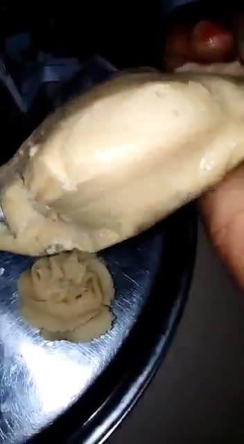 A picture of step 4 of Piping Cookies.