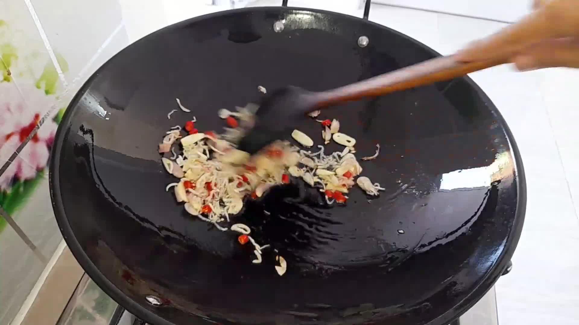 Foto langkah ke 2 dari resep Tumis Daun Ubi Rambat.