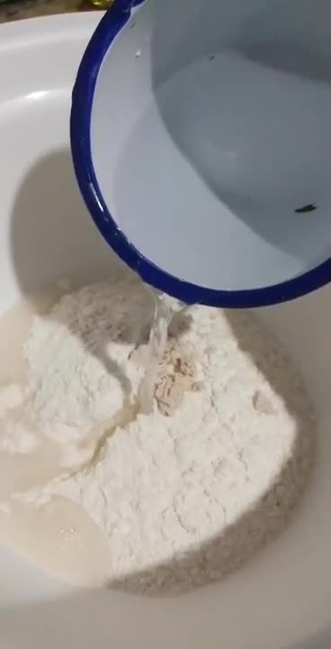 Foto del paso 1 de la receta: Pan con nueces y pasas de uva🍞