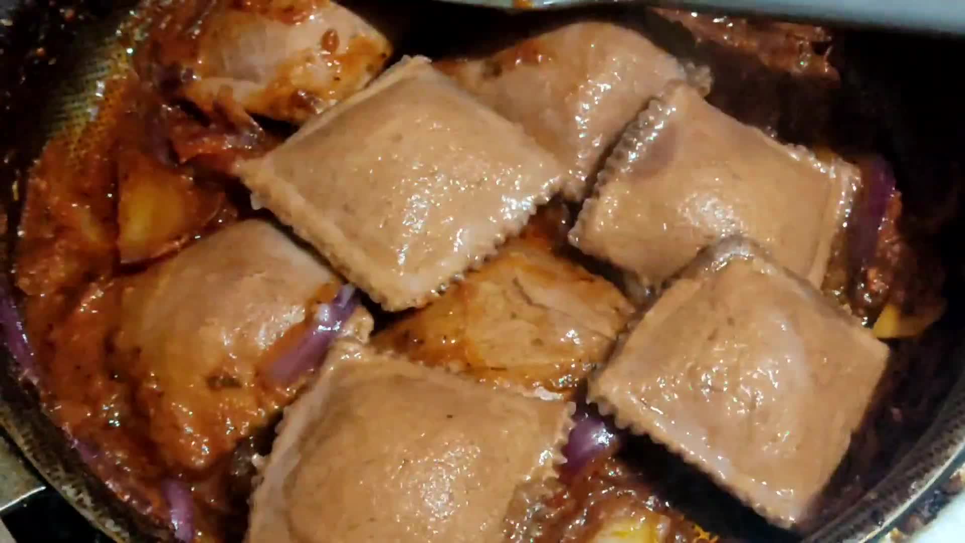 Foto del paso 7 de la receta: Raviolones veganos con algarroba rellenos de seitán en escabeche