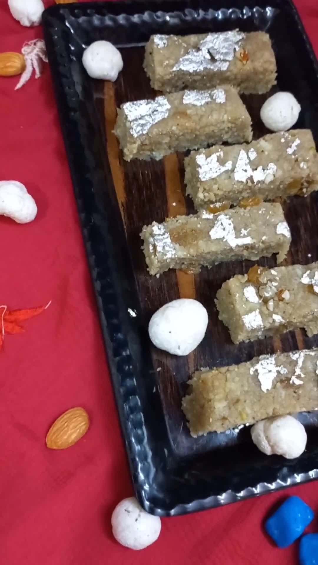 मावा मखाना ड्रायफ्रूट्स बर्फी (Mawa Makhana Dryfruits Barfi ki recipe in hindi) रेसिपी चरण 7 फोटो
