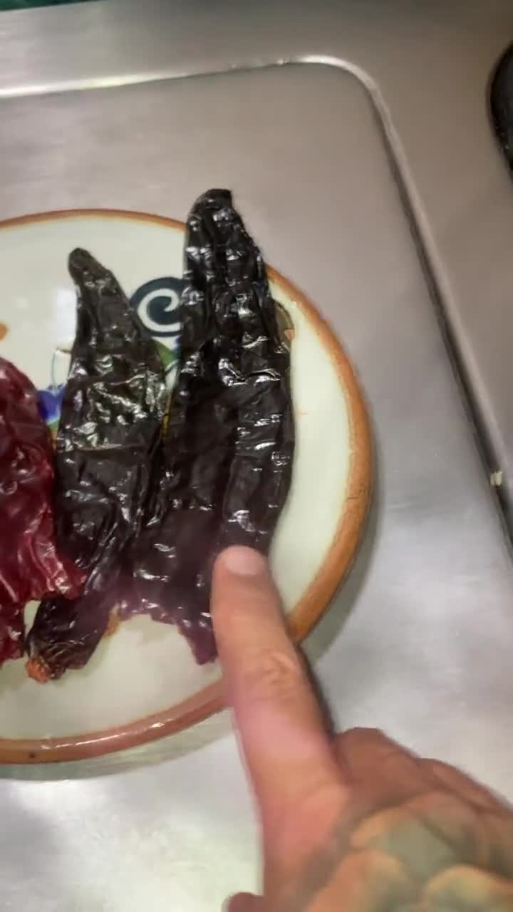 Foto del paso 2 de la receta: Salsa Roja estilo @Jauregrill con chiles pasilla 🌶️ mirasol y jitomates 🍅