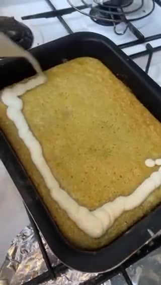 صورة لخطوة 6 من وصفة -بسبوسة محشيه بالقشطه لذيذة😋!