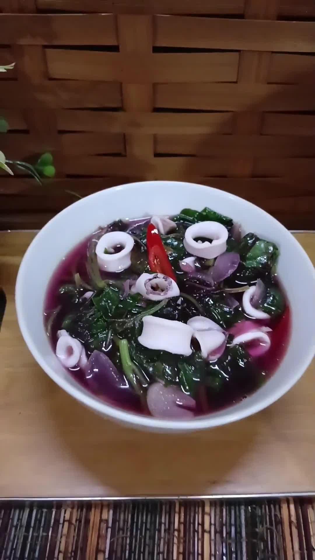 Gambar langkah 3 resipi 18:2:25 - Bayam merah masak bening bersama sotong.