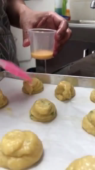 Foto langkah ke 4 dari resep GOUGERES / 🇫🇷 Cheese Puffs.