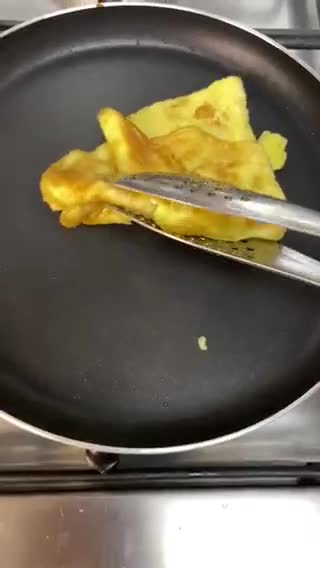 صورة لخطوة 1 من وصفة بيض مع افوكادو 🥑🍳